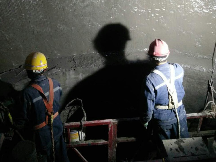 内壁聚合物砂浆抹平